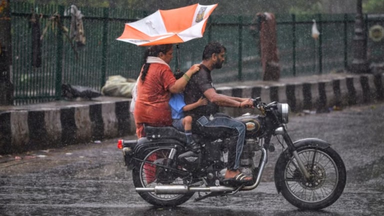 Mumbai Rain: आज दहीहंडीच्या दिवशीच पाऊस घालणार मुंबईत धुमाकूळ! ‘या’ भागात साचणार पाणी दिल्ली पाऊस