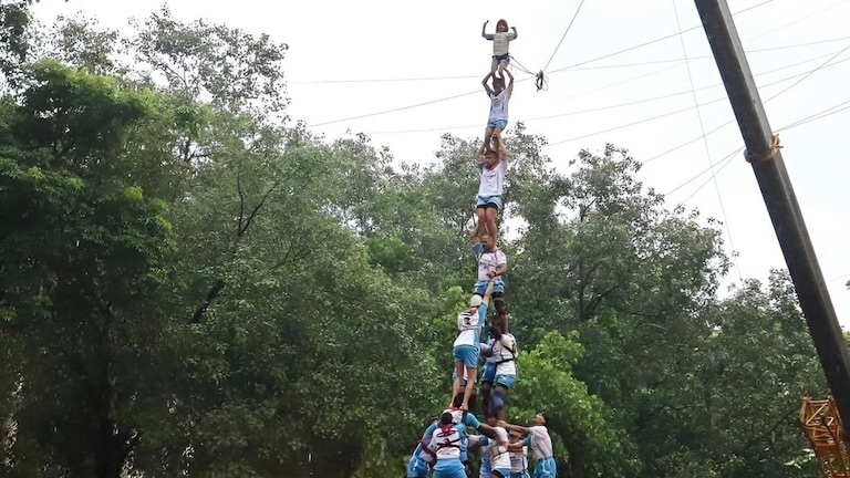 Jai Jawan Dahi Handi 2025: जय जवान गोविंदा पथकही ठरलं सरस, झरझर चढले आणि 10 थर रचले, एकाच दिवस दोन मंडळांकडून विश्वविक्रम! jai jawan dahi handi 2025 jai jawan govinda mandal also proved to be excellent climbed up steeply and created 10 thar world record from two teams in the same day