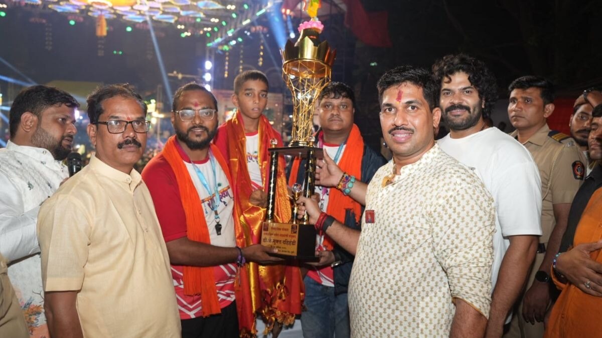 दहीहंडी फोडताना राधेकृष्ण ग्रुपचे गोविंदा पथक व समवेत हजारो तरुणाईचा जल्लोष