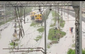मोठी बातमी.. मुसळधार पावसामुळे ट्रेन बंद, मध्य, हार्बर आणि पश्चिम रेल्वे मार्गावर वाहतूक ठप्प! big news trains closed due to heavy rain traffic disrupted on central harbor and western railway lines