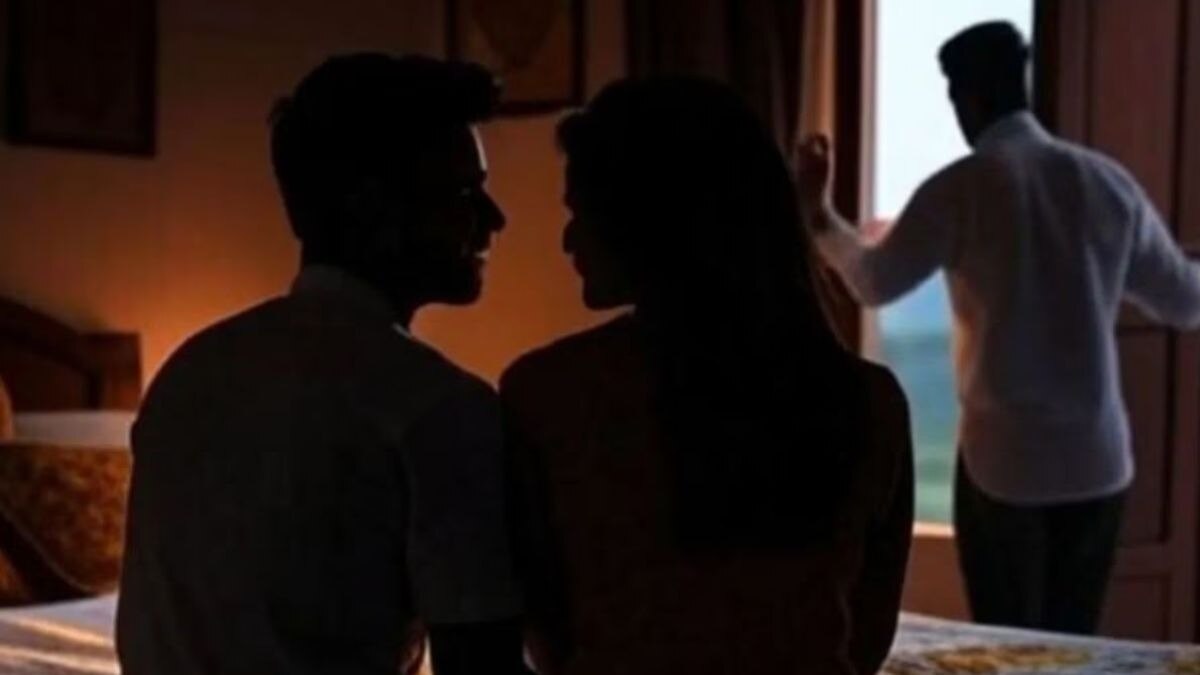 दोन मुलांची आई प्रियकरासोबत गेली पळून... 