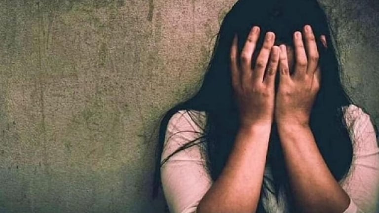 इंस्टाग्रामवर मैत्री केली तीच चूक झाली, ब्यूटी पार्लर चालवणाऱ्या महिलेवर गँगरेप ब्यूटी पार्लर चालवणाऱ्या महिलेवर सामूहिक बलात्कार!