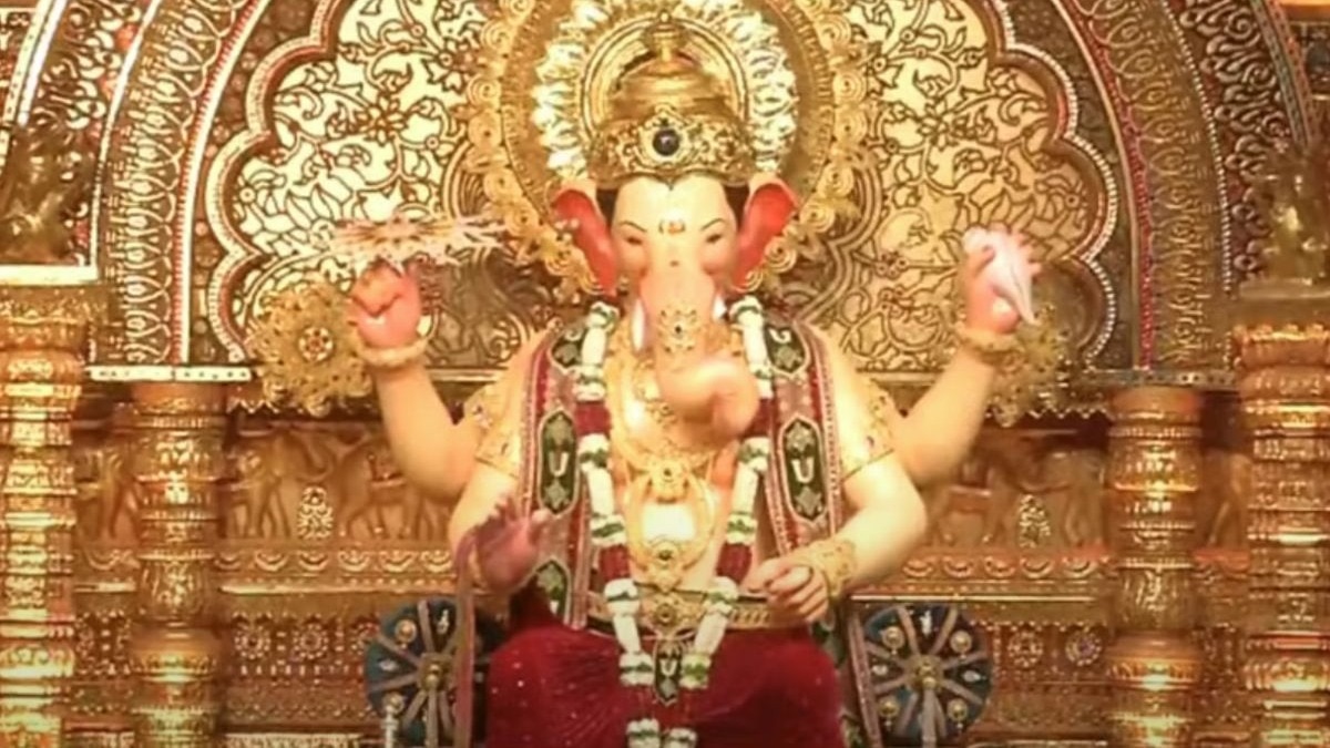 गणेशभक्तांनो! लालबागच्या राजाचं मुखदर्शन सोहळा संपन्न..सोनेरी मखरमध्ये विराजमान झाले बाप्पा, पाहा जबरदस्त Video
