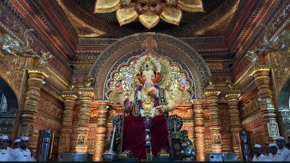 मुंबईतील गणेशोत्सवात AI कॅमेऱ्याद्वारे गुन्हेगारांवर करडी नजर, हजारो मुंबई पोलिसांची सुरक्षेसाठी ऑन ड्यूटी