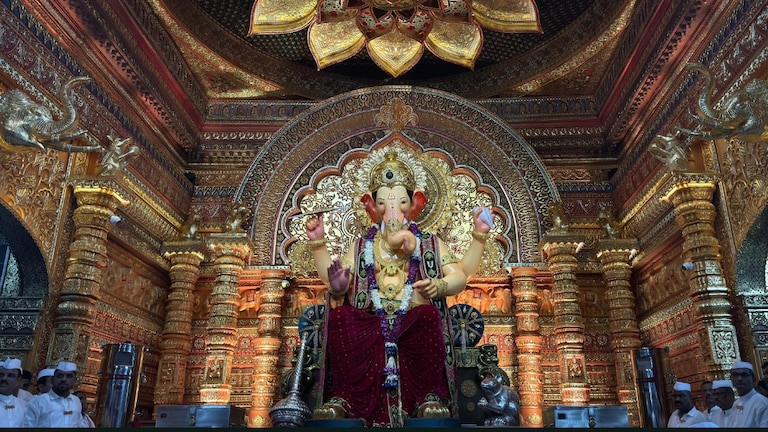मुंबईतील गणेशोत्सवात AI कॅमेऱ्याद्वारे गुन्हेगारांवर करडी नजर, हजारो मुंबई पोलिसांची सुरक्षेसाठी ऑन ड्यूटी Ganesh Festival 2025