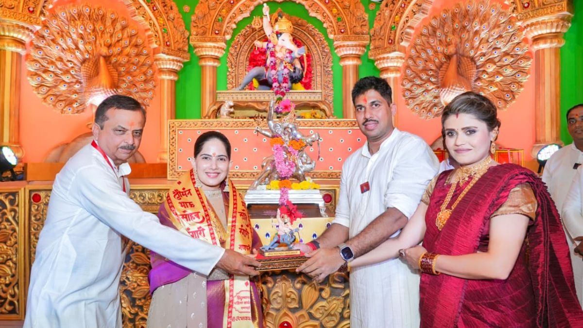 प्रेरणादायी अध्यात्मिक वक्त्या जया किशोरी यांची उपस्थिती...