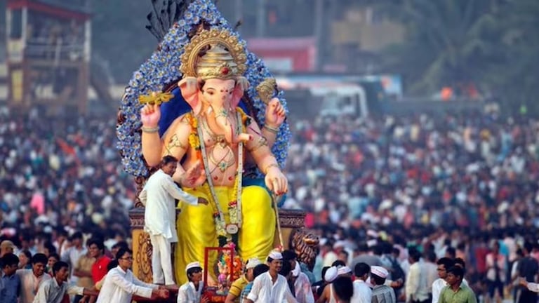 गणेशोत्सवाच्या पार्श्वभूमीवर मुंबई पोलिसांकडून कडक सुरक्षा व्यवस्था! 17,000 हून अधिक पोलीस तैनात... 17,000 हून अधिक पोलीस तैनात...