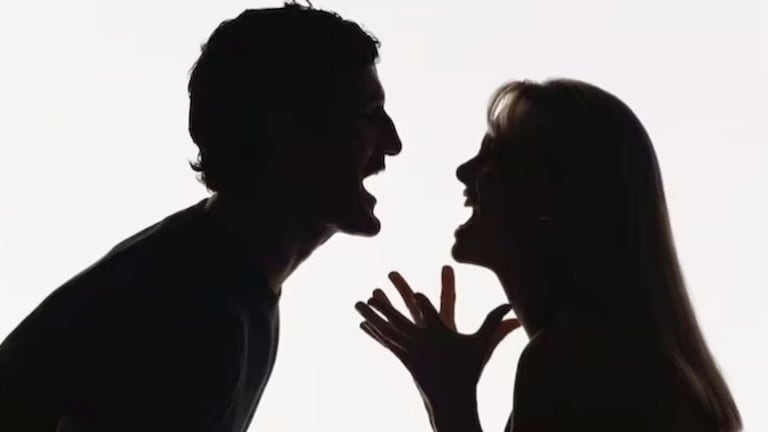 पतीला दिल्या झोपेच्या गोळ्या, नंतर गळा दाबला अन् दांडक्याने... पत्नीने केलं भयंकर कृत्य! पतीला दिल्या झोपेच्या गोळ्या, नंतर गळा दाबला अन् दांडक्याने...