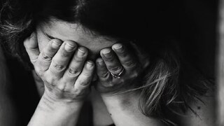 शिक्षकाने आठवीत शिकणाऱ्या विद्यार्थीनीसोबत केले अश्लील चाळे, नंतर हॉटेलमध्ये बोलावलं, पालक संतापले अन् नंतर घडलं.. Mumbai Tak