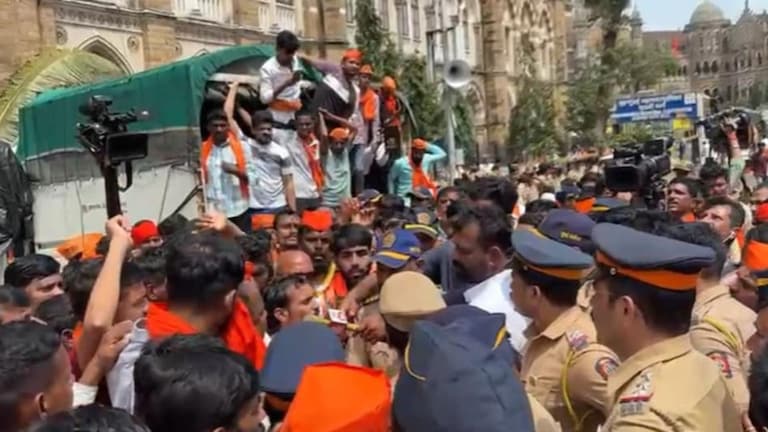 '...तोवर आझाद मैदान सोडणार नाही', मनोज जरांगे ठाम… CSMT बाहेर नेमकं काय घडतंय? '...तोवर आझाद मैदान सोडणार नाही', मनोज जरांगे ठाम…