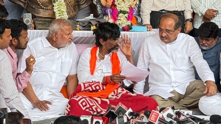 मोठी बातमी: आरक्षणाबाबत 'हे' GR काही तासात येणार, मनोज जरांगेंचा प्रत्येक शब्द जसाच्या तसा.. maratha reservation 3 gr regarding reservation will come in a few hours know manoj jarange every word is as it is