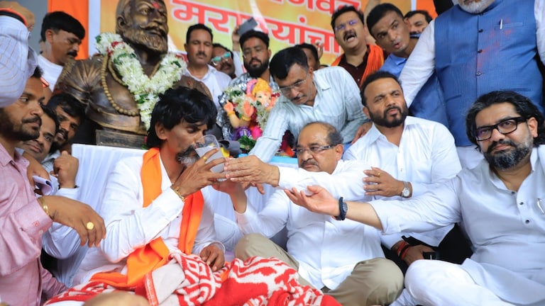 Maratha Reservation: 'त्या' मागण्या मान्य अन् जरांगेंनी उपोषण सोडलं, मराठा तरूणांना दिला 'हा' आदेश! maratha reservation live time given by the court has expired the hearing has resumed manoj jarange is still in azad maidan