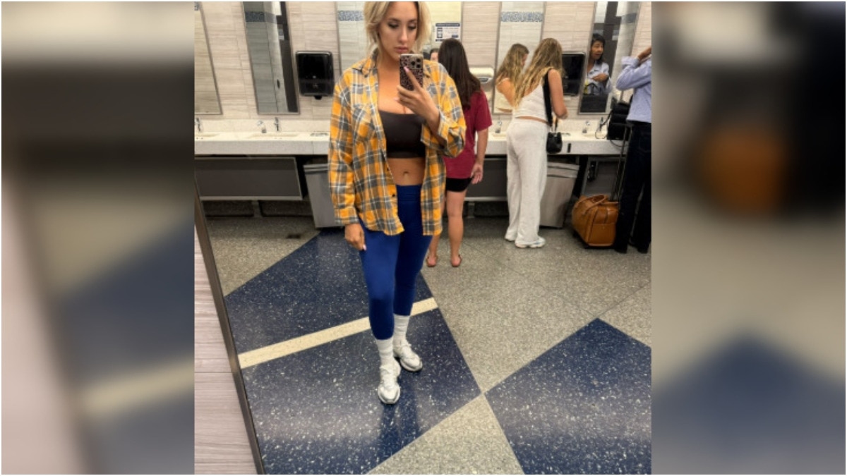 Flight पकडण्यासाठी एअरपोर्टला गेली..विचित्र कपडे पाहून कर्मचाऱ्यांना बसला धक्का! 'त्या' मॉडेलनं X वर पोस्ट शेअर केली अन्... माजी प्लेबॉय मॉडेलचा दावा आहे की फ्लाइट अटेंडंटने तिला 'बटण वर' करायला सांगितले (फोटो: सारा ब्लेक गाल/एक्स)