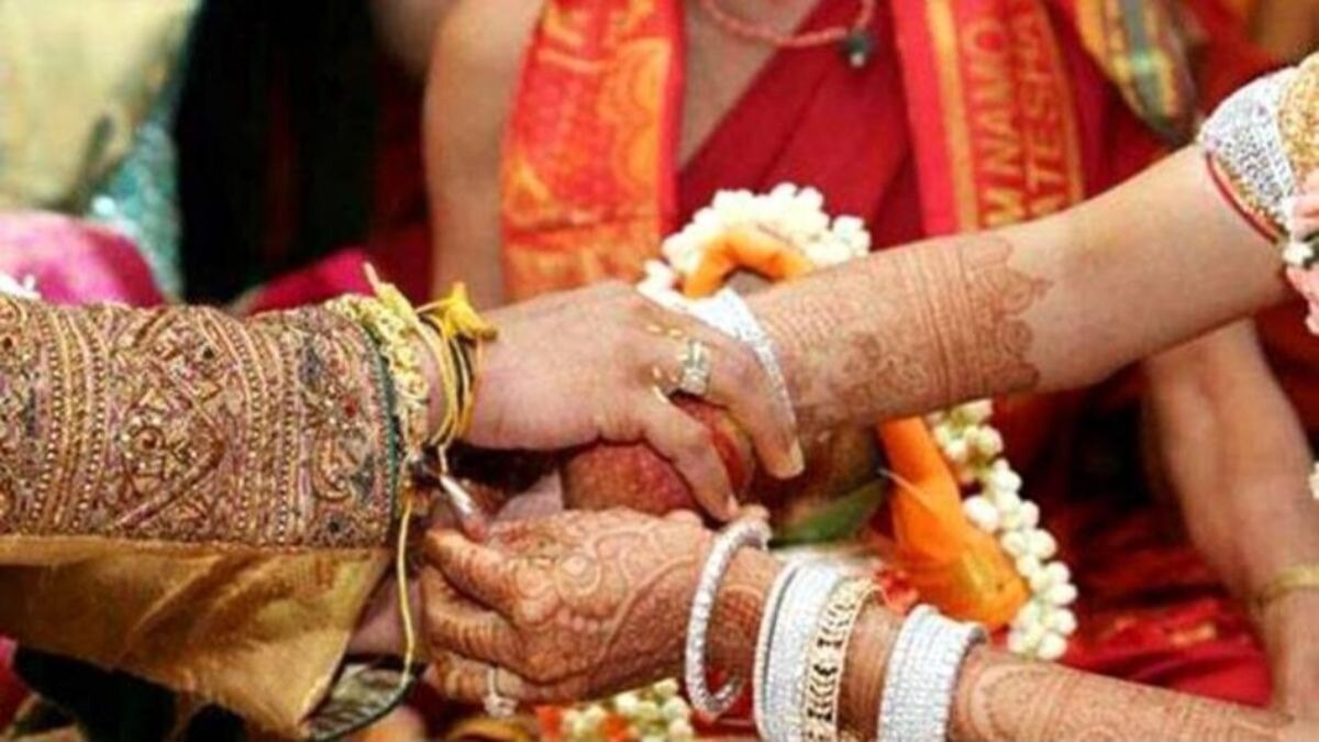 विवाहित पुरुषाने दुसऱ्याच तरुणीसोबत लग्न केलं अन् घरी आणलं...