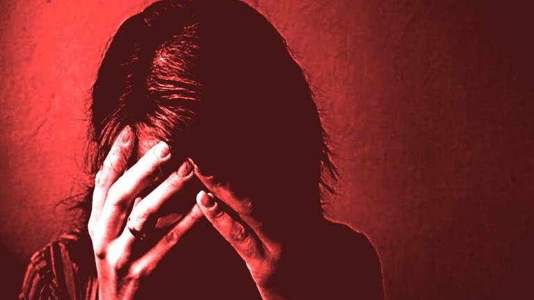 आरारारारा खतरनाक! एका महिलेचे 15 पती..पंजाबहून इंग्लंडला गेले..नंतर समोर आलं हादरंवून टाकणारं ट्वीस्ट, घडलं तरी काय? गृहिणीला विष देऊन मारण्याचा प्रयत्न करणाऱ्या पतीला अटक; ५ आरोपी