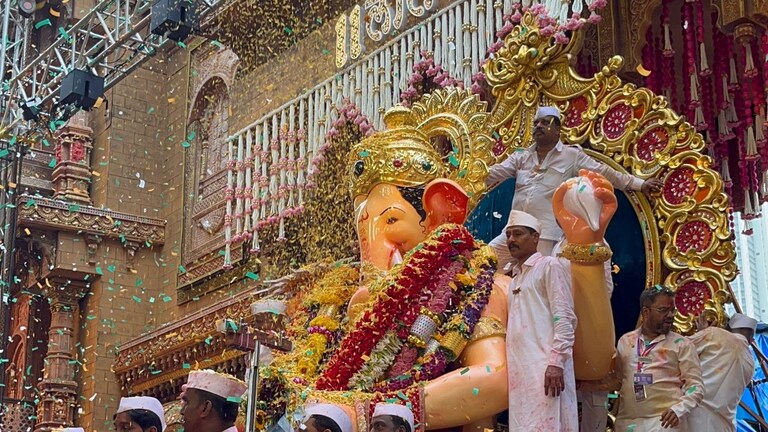 Lalbaugcha Raja 2025 live: पुढच्या वर्षी लवकर या! पाहा लालबागच्या राजाची मिरवणूक लाइव्ह.. मुंबईत जल्लोषात विसर्जन मिरवणूक! ganpati visarjan 2025 pudhchya varshi lavkar yaa watch the immersion procession of lalbaugcha raja live huge celebrations in mumbai