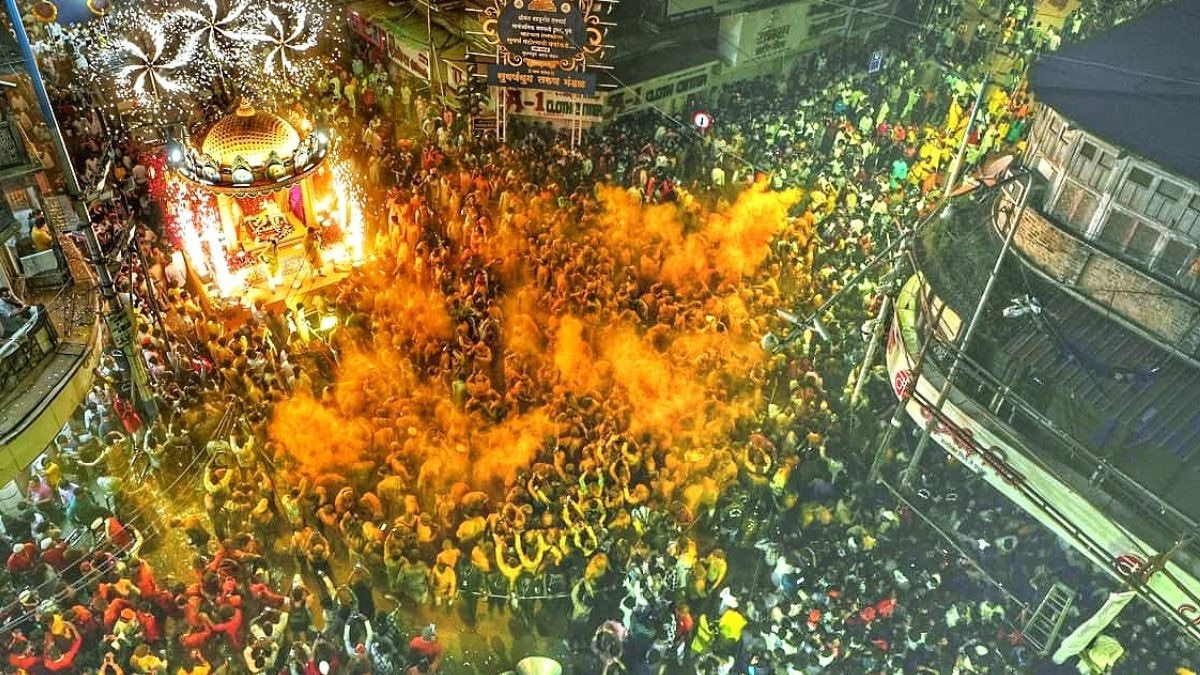 पुणे: श्रीमंत भाऊसाहेब रंगारी गणपतीला दिमाखदार मिरवणुकीने निरोप! भंडाऱ्याची उधळण अन् पुष्पवृष्टी...