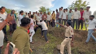 अजित पवारांनी IPS अधिकाऱ्याला फोन केलेल्या गावात महसूल अधिकाऱ्यांना मारहाण.. Video तुफान व्हायरल Mumbai Tak