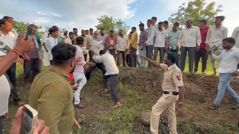 अजित पवारांनी IPS अधिकाऱ्याला फोन केलेल्या गावात महसूल अधिकाऱ्यांना मारहाण.. Video तुफान व्हायरल revenue officials are now being beaten up in kurdu village where ajit pawar called an ips officer anjana krushna video goes viral