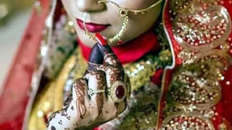 "सून पुरुषासारखी दिसते..." सासूचे 'ते' टोमणे अन् पतीने दिला तलाक! नंतर घरात घेण्याच्या बदल्यात केली 'ती' मागणी "सून पुरुषासारखी दिसते..." सासूचे 'ते' टोमणे अन् पतीने दिला तलाक!