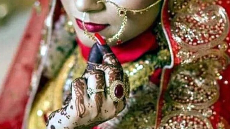 "सून पुरुषासारखी दिसते..." सासूचे 'ते' टोमणे अन् पतीने दिला तलाक! नंतर घरात घेण्याच्या बदल्यात केली 'ती' मागणी "सून पुरुषासारखी दिसते..." सासूचे 'ते' टोमणे अन् पतीने दिला तलाक!