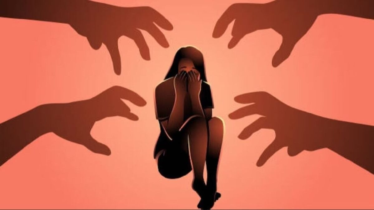 तरुणांनी मुलीसोबत केलं अश्लील कृत्य अन् मित्राला सुद्धा...