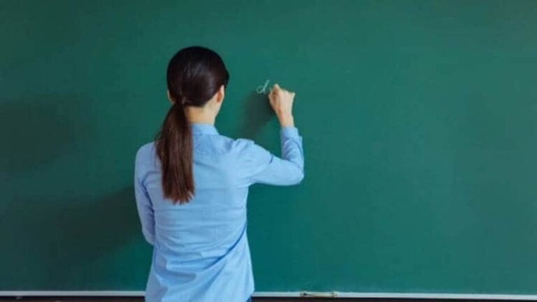 शाळेतील मुख्याध्यापकावरच जडलं प्रेम, बनावट सोशल मीडिया अकाउंट... अचानक दुसऱ्या शिक्षिकेची एन्ट्री अन्.. बनावट सोशल मीडिया अकाउंट... अचानक दुसऱ्या शिक्षिकेची एन्ट्री अन्..