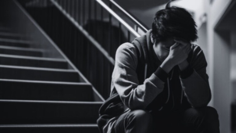 वसतिगृहात 15 वर्षाच्या विद्यार्थ्याला नग्न करत सार्वजनिक ठिकाणी नाचणास भाग पाडलं, नंतर थंड पाणी ओतून... रॅगिंग अजूनही सुरुच? crime news