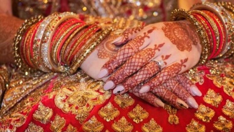 महिलेनं 15 वर्षांच्या मुलाला दिली 'ती' धमकी! नंतर मंदिरात नेलं अन् थेट लग्नच... नेमकं प्रकरण काय? मंदिरात नेलं अन् थेट लग्नच... नेमकं प्रकरण काय?