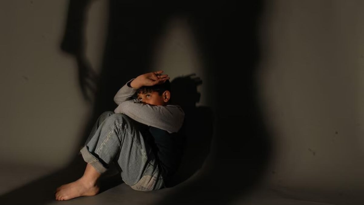 अल्पयीन मुलावर तब्बल 14 लोकांकडून लैंगिक अत्याचार!