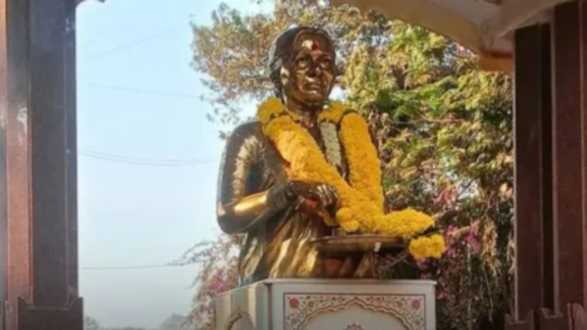 मीनाताई ठाकरेंच्या पुतळ्यावर रंग फेकला, UBT शिवसैनिक आक्रमक, नेमकं काय घडलं? 