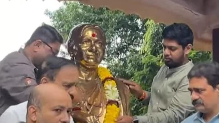 मीनाताई ठाकरेंच्या पुतळ्यावर रंग फेकला, ठाकरेंचे शिवसैनिक आक्रमक, नेमकं काय घडलं? shivajipark meenatai thackeray staue