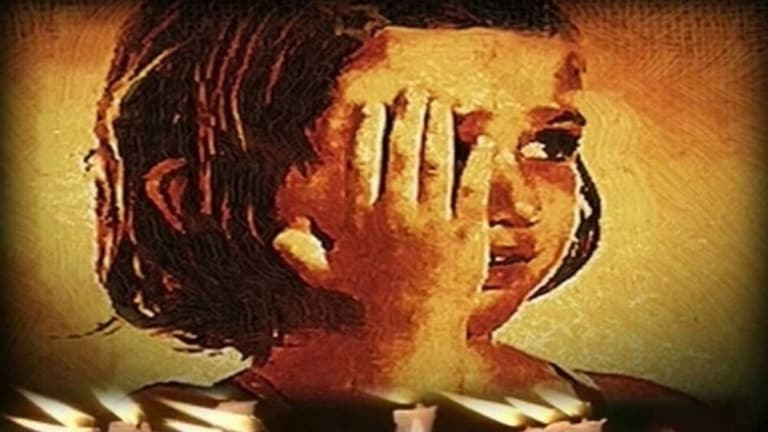 4 वर्षांच्या चिमुकलीवर कर्मचाऱ्यांकडून शारीरिक अत्याचार! मुंबईतील शाळेत घडला धक्कादायक प्रकार... मुंबईतील शाळेत घडला धक्कादायक प्रकार...
