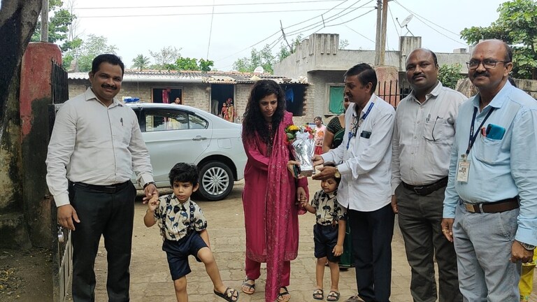 नंदूरबार: अशी असावी IAS अधिकारी, आपल्या दोन्ही मुलांना टाकलं ZP शाळेत! viral news nandurbar district collector mittali sethi admitted both her children to zilla parishad school her decision currently being praised everywhere