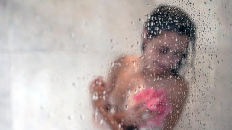 शेजारी राहणाऱ्या तरुणीला अंघोळ करताना बघायचे होते, तरुणाने तिच्या बाथरुममध्ये लावला हिडन कॅमेरा, नंतर रोजच... hidden camera in bathroom