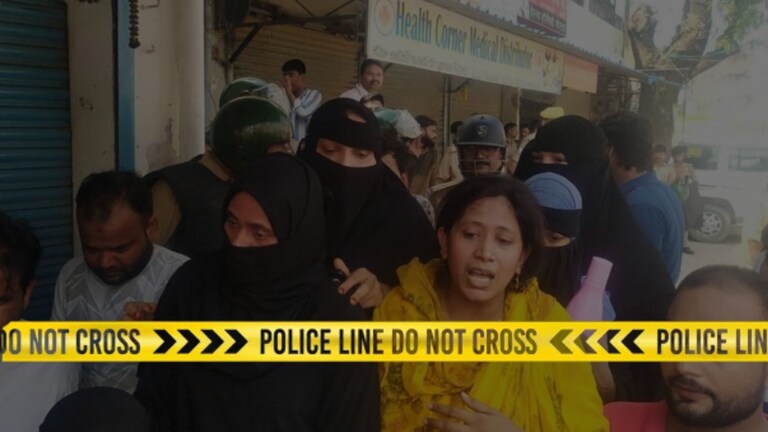 शेजाऱ्यानेच लहान मुलाला फिरायला नेले, नंतर त्याचं अपहरण करत गळा चिरला, नंतर मृतदेह पोत्यात भरून घरासमोर लटकवला crime news