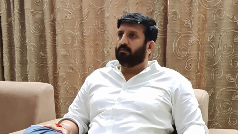 पुण्यातील कुख्यात गुंड निलेश घायवाळ लंडनला पळाला, इंग्लंडमध्ये कोट्यावधींची माया जमवली; मुलाचंही तिकडेच शिक्षण सुरु Mumbai Tak