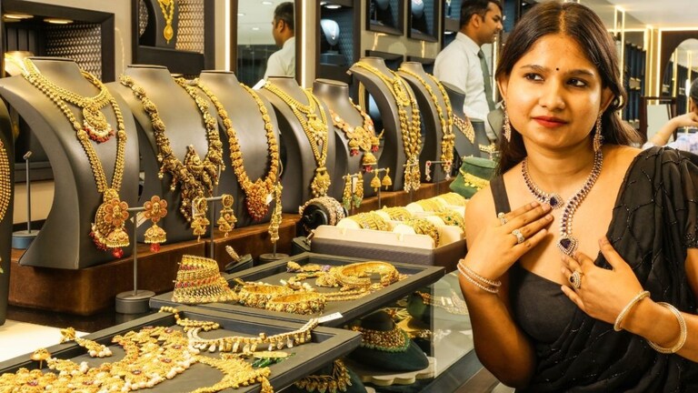 Personal Finance: कमी बजेट असेल तरी सोन्यात गुंतवणूक करू शकता, त्यासाठी सोनं खरेदी करायचीही नाही गरज! Mumbai Tak