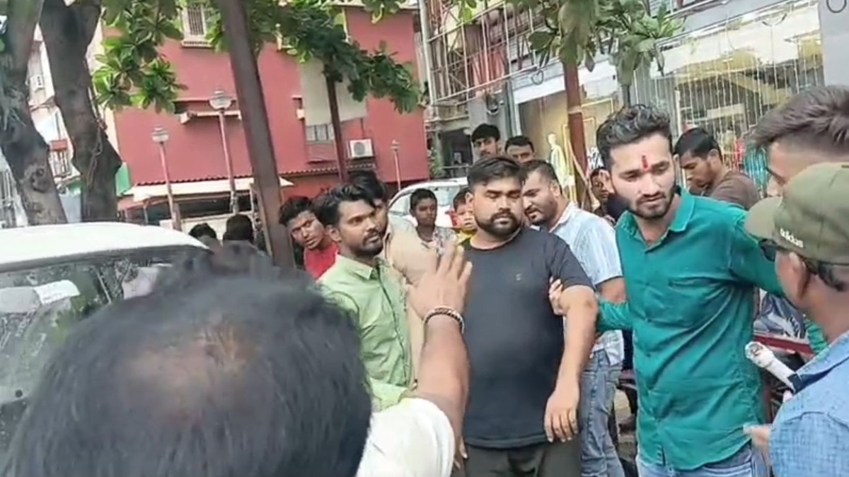 मराठी माणसांबद्दल अपशब्द वापरले, परप्रांतीय फेरीवाल्याला मनसैनिकांकडून चोप; अखेर हात जोडून माफीनामा 