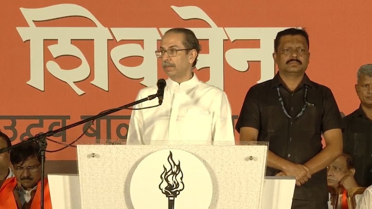 LIVE: Shiv Sena UBT चा दसरा मेळावा सुरू, उद्धव ठाकरेंची तोफ धडाडली shiv sena ubt dussehra rally begins uddhav thackeray speech will begin shortly at shivaji park