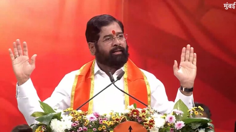 'तुम्ही एक तरी बिस्किटचा पुडा तरी घेऊन गेलात का?', दसरा मेळाव्यात शिंदेंचा उद्धव ठाकरेंना खोचक सवाल did you take at least one biscuit for farmers shinde teasing question to uddhav thackeray at dussehra melava