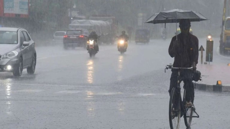 Mumbai Weather: मुंबईसह ठाण्यातही पावसाच्या सरी, पाहा कसं आहे आजचं हवामान Mumbai Tak