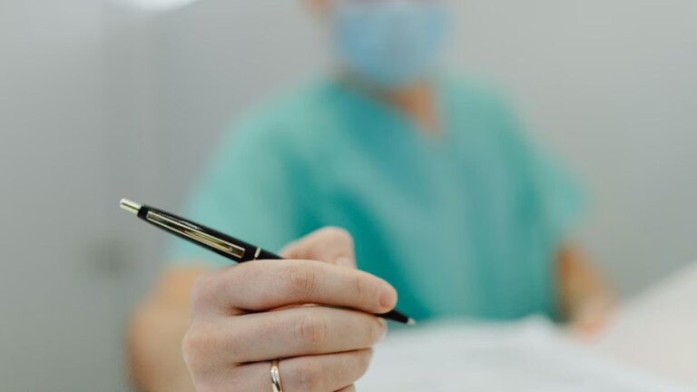 समजेल असं लिहा, डॉक्टरांचं हस्ताक्षर पाहून न्यायाधीश संतापले, अक्षरात सुधारणा करण्याचे निर्देश; कोर्टात काय घडलं? Mumbai Tak