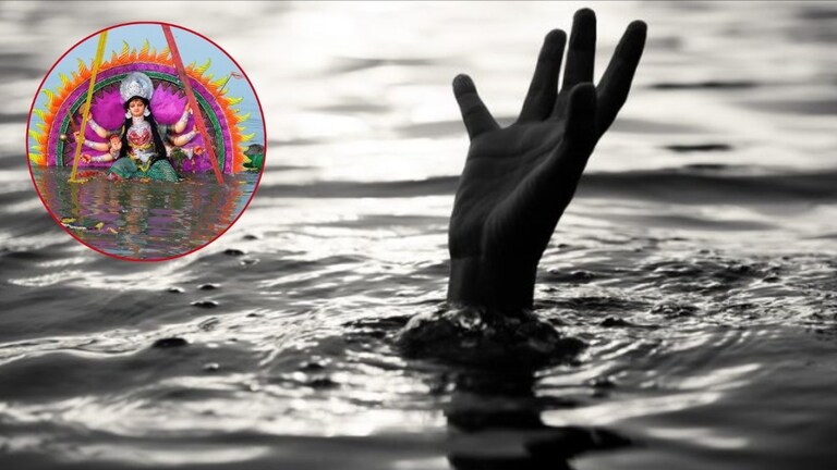 विसर्जनावेळी मोठा अनर्थ! ट्रॅक्टरची ट्रॉली पलटली अन् थेट तलावात, 13 जणांचा बुडून मृत्यू, मृतांमध्ये 10 लहान मुलांचा समावेश Devi immersion between trolly collapes and 13 killed