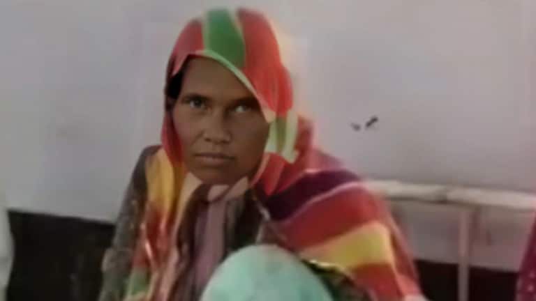 वयाच्या 54 व्या वर्षी महिलेनं 17 व्या बाळाला दिला जन्म, डॉक्टरही चक्रावून गेले, पालनपोषणासाठी 20 टक्के दराने घेतात पैसे Woman gives birth to 17th child at age 54