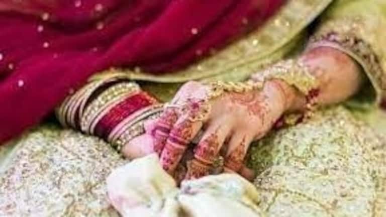 हनीमूनच्या दिवशी नवऱ्याने बेडरूममध्ये लावला हिडन कॅमेरा, प्रायव्हेट व्हिडीओ बनवून दुबईच्या मित्रांना पाठवला अन्... प्रायव्हेट व्हिडीओ बनवून दुबईच्या मित्रांना पाठवला अन्...