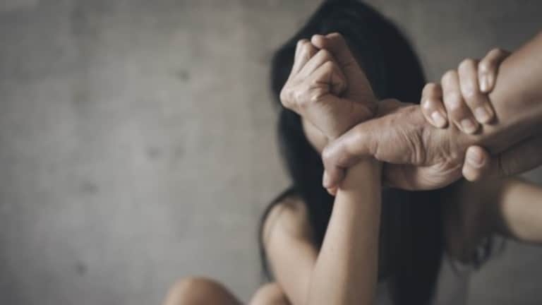 15 वर्षाच्या मुलीला सांगितलं तुला हिरोईन बनवतो, नंतर प्रोड्यूसरने भलतंच काही केलं अन्... Crime News