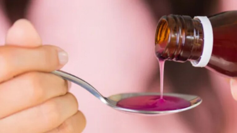 cough syrup मुळे दहा जणांचा मृत्यू, पोलीस प्रशासनाला आली जाग, डॉक्टरांना उचललं cup syrup