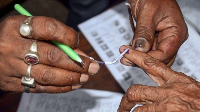 नगराध्यक्षपदासाठी आरक्षण सोडत जाहीर, राज्यातील 16 नगरपालिका SC महिलांसाठी तर 34 नगरपालिका ओबीसी महिलांसाठी राखीव Mumbai Tak