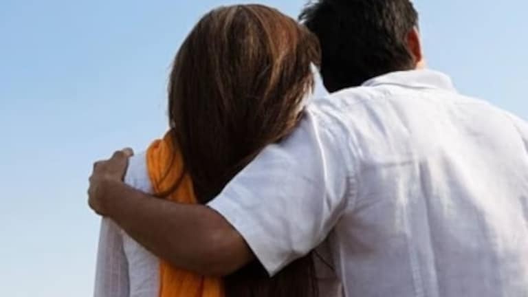 लगेच आले असं सांगून शॉपिंगला गेली तरुणी, दाजीनं डाव साधत मेहुणीला पळवलं, मोबाईलही ठेवले बंद, मेहुण्याला संशय बळावल्यानं... crime news